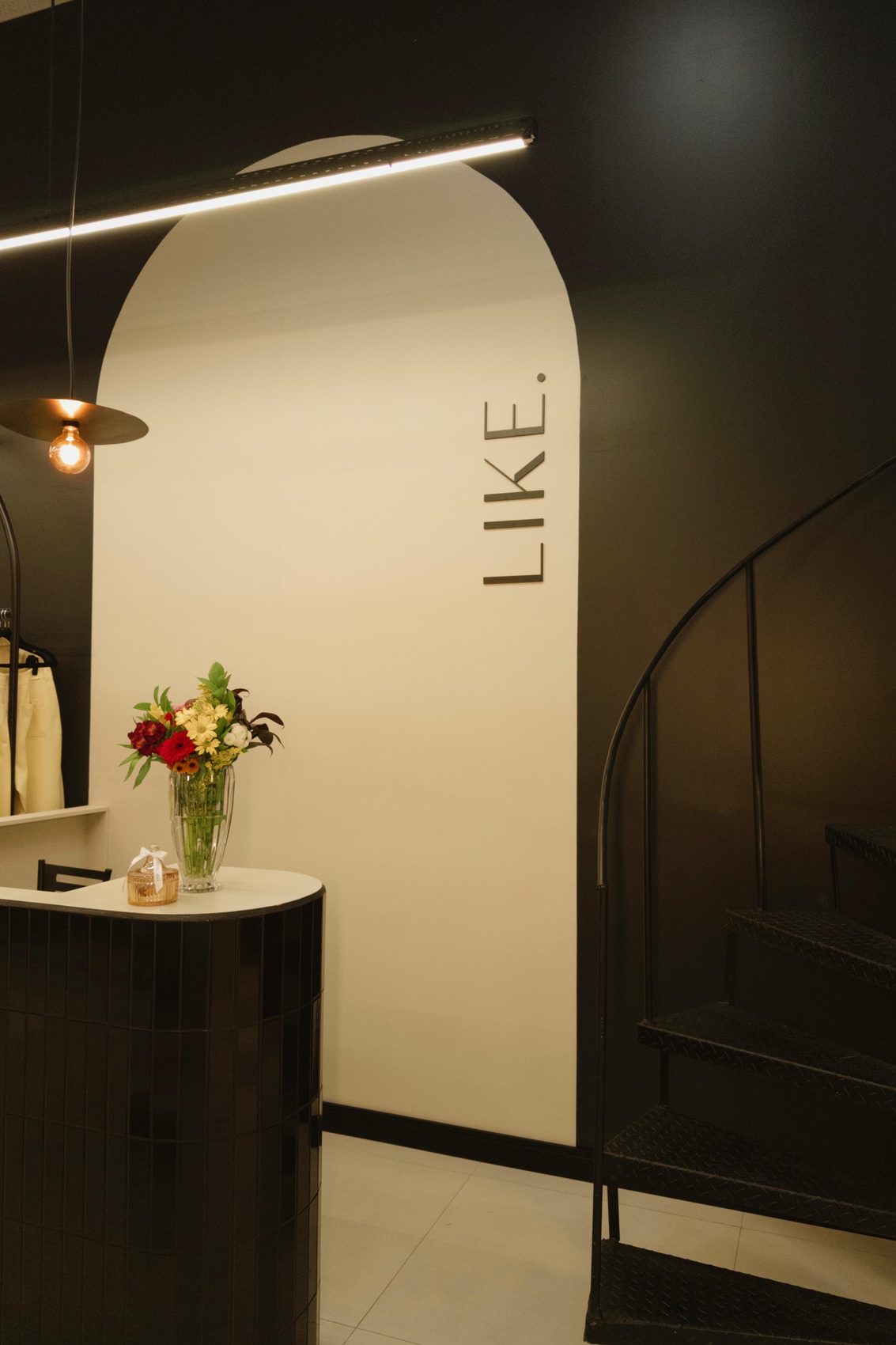 Loja LIKE. — parede com o logotipo da marca
