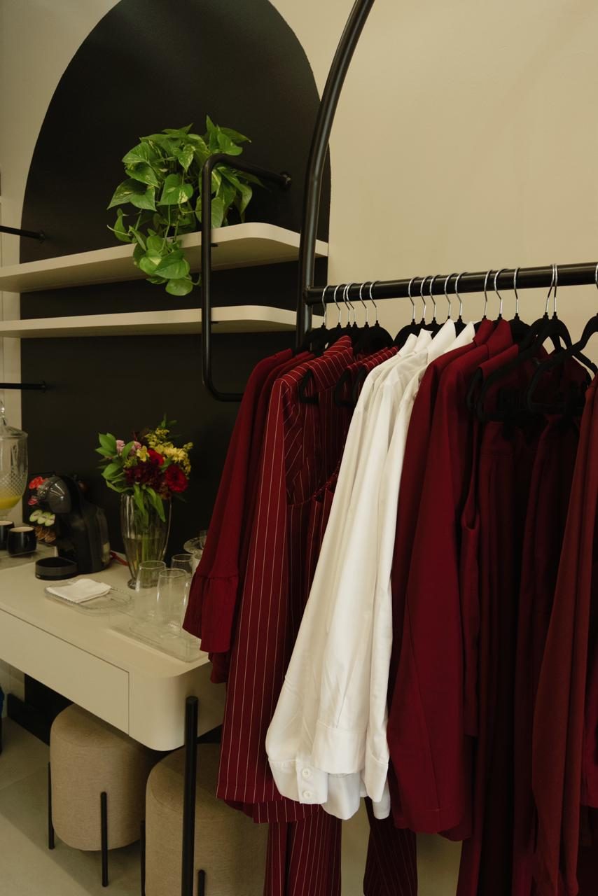 Araras de roupas LIKE. com peças em vinho e branco